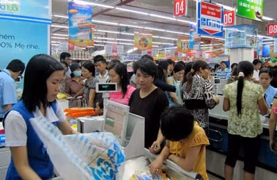 Dù chưa đến Tết, giá hàng hóa đã “nóng”.