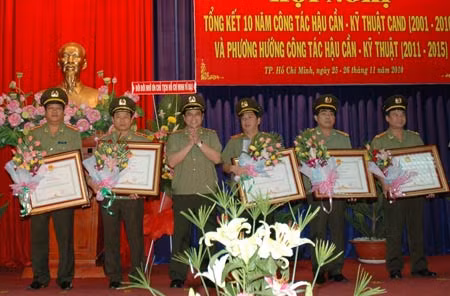 Thứ trưởng Phạm Minh Chính trao tặng Bằng khen của Chính phủ cho 8 tập thể.