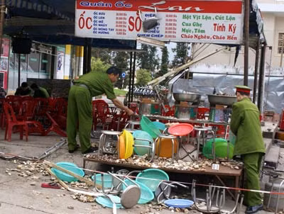 Công an khám nghiệm hiện trường vụ côn đồ đập phá chợ đêm Đà Lạt.