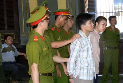 Vũ (hàng đầu, bìa trái) và Nguyên đang nghe tuyên án.
