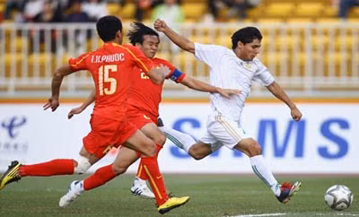 Hàng phòng ngự của Olympic VN dễ dàng bị vô hiệu hóa bởi O.Turkmenistan.