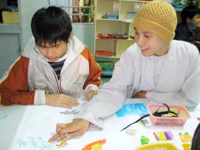Sư cô Liên Bình đang dạy vẽ cho các cháu thiểu năng.