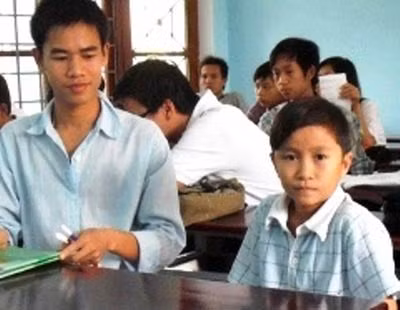 Trung (bên phải) và một người bạn cùng lớp.