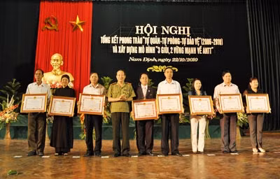 Ni sư Thích Đàm Viên (thứ 2 từ trái qua) nhận Bằng khen của Bộ Công an.