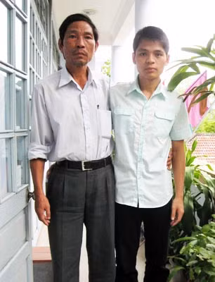 Anh Phạm Văn Giàu cùng cậu con trai Phạm Văn Đông. (Ảnh: Nguyên Thi).