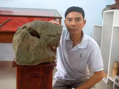 Khối đá lạ ông Hồ Văn Sáu tìm thấy, tác giả bên khối đá lạ.
