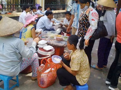 Nguy cơ mắc bệnh tiêu chảy cấp từ các quán ăn cơm bụi “di động” trên vỉa hè.
