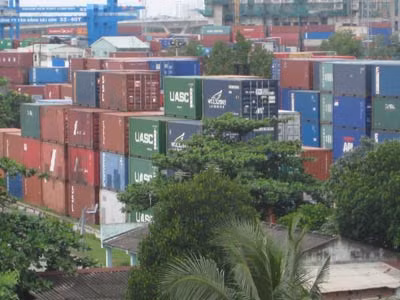 Cảnh container chất cao như núi tại cảng (Ảnh: Đ.T).