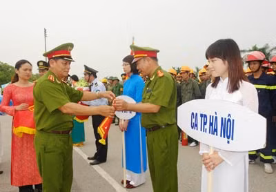 Thứ trưởng Lê Thế Tiệm tặng hoa và cờ lưu niệm cho các đội thi.