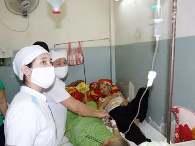 Chăm sóc cho bệnh nhân ung thư tại Bệnh viện Ung Bướu TP HCM.