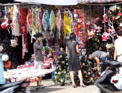 Khách đến xem và mua các sản phẩm trang trí Noel trên đường Võ Thị Sáu (quận 3).
