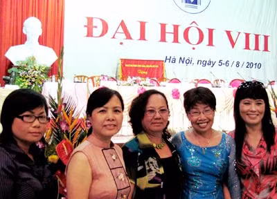 Từ phải qua trái: Các nữ nhà văn Tuyết Nga, Phan Thị Thanh Nhàn, Phạm Hồ Thu, Thuỳ Dương, Đỗ Thu Hiên tại Đại hội Hội Nhà văn lần thứ VIII.
