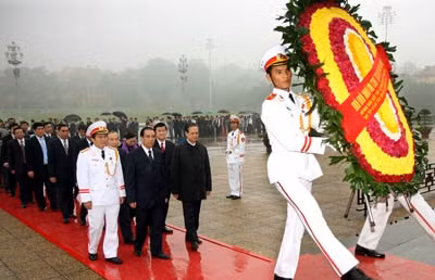 Tổng Bí thư Nông Đức Mạnh cùng các đồng chí lãnh đạo Đảng, Nhà nước, Mặt trận Tổ quốc Việt Nam cùng 600 đại biểu đến đặt vòng hoa và vào Lăng viếng Bác. (Ảnh: TTXVN).