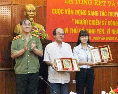 Trung tướng Nguyễn Đức Nhanh, Phó Tổng cục trưởng Tổng cục An ninh 2, Giám đốc Công an TP Hà Nội trao giải cho các tác giả đoạt giải nhất.