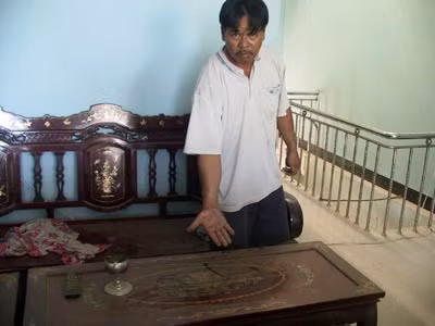 Bụi dày đặc, phủ khắp giường tủ, nhà cửa của người dân khu dân cư Nam cầu Cẩm Lệ mới.
