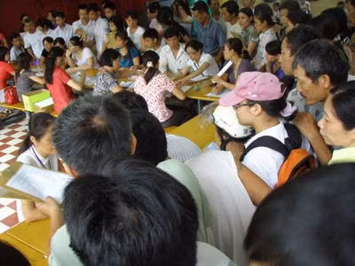 Phụ huynh chen chúc nộp hồ sơ vào THPT Nhân Chính, quận Thanh Xuân.