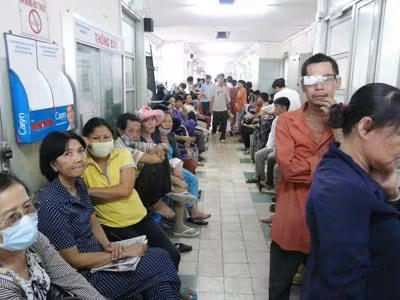Bệnh nhân chen chúc tại Khoa Khám bệnh Bệnh viện Ung Bướu.