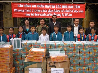 Thượng tá Nguyễn Hồng Thái - Trưởng ban Thư ký tòa soạn Báo CAND trao thiết bị giáo dục, sách giáo khoa, tập vở viết cho Trường THCS Phong Hóa.