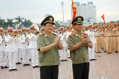 Thiếu tướng Đinh Hữu Phượng, Phó Tổng cục trưởng Tổng cục XDLL CAND cùng Phó Giám đốc Công an thành phố Hà Nội Trần Long Xuyên khai mạc hội thi.