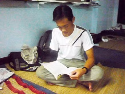 Thí sinh Trung Hiếu ôn tập tại "ngôi nhà chung" dành cho thí sinh khó khăn ở 144 đường 3-2, quận 10, TP HCM.