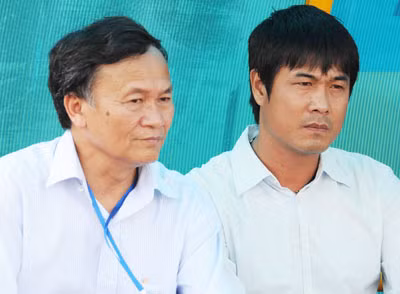 HLV Hữu Thắng và Trưởng đoàn Nguyễn Hồng Thanh, cặp bài trùng quyền lực của bóng đá xứ Nghệ.