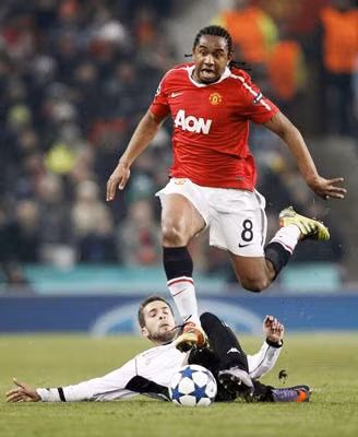 Anderson (trên) ghi bàn gỡ hòa cho M.U.