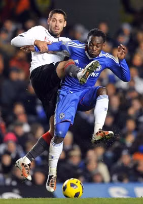 Michael Essien (trước) ghi bàn duy nhất cho Chelsea.