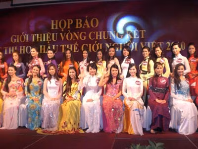 42 người đẹp tại cuộc họp báo sáng 10/8. Ảnh : JunDat.