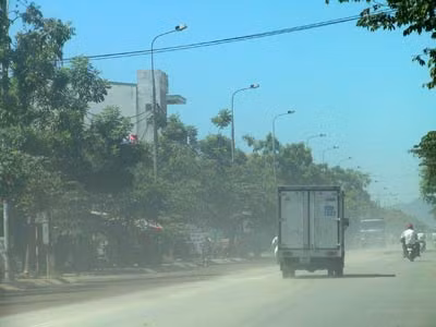 Mỗi khi các xe vận tải chạy qua là bụi lại tung mù bao trùm cả khu dân cư.