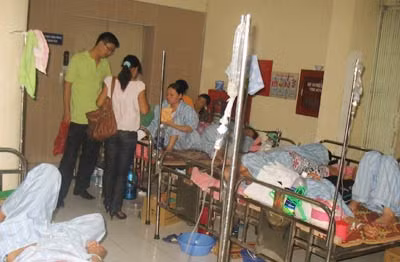 Các bệnh viện tại Hà Nội luôn quá tải trong những ngày nắng nóng.