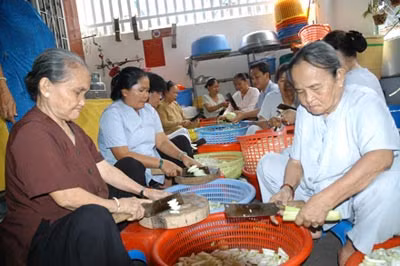 Các tình nguyện viên làm công quả tại bếp từ thiện của chùa Bảo Vân chuẩn bị thức ăn cho bệnh nhân nghèo.