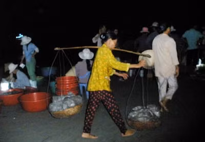 Cận cảnh quang gánh nhọc nhằn trong đêm của những nữ cửu vạn trên cảng cá Long Hải.