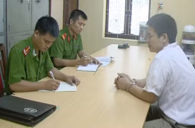 Cán bộ Phòng Cảnh sát truy nã tội phạm lấy lời khai của một đối tượng truy nã.