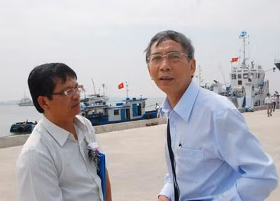 Nhà thơ Thanh Thảo (phải) ở cảng nước sâu Gemadept Dung Quất.