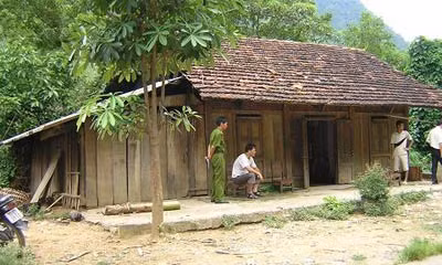 Cơ quan Công an đang tiến hành điều tra tại hiện trường.