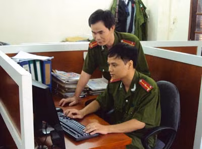 Các cán bộ Văn phòng Interpol Việt Nam đang trao đổi thông tin với Cảnh sát nước bạn.