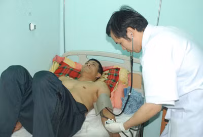 Anh Nguyễn Văn Trọng được các bác sỹ chăm sóc, điều trị tại Bệnh viện Đa khoa tỉnh Đắk Nông.