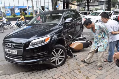 Chiếc xe Audi sau khi chèn chiếc xe Nouvo của hai đối tượng.