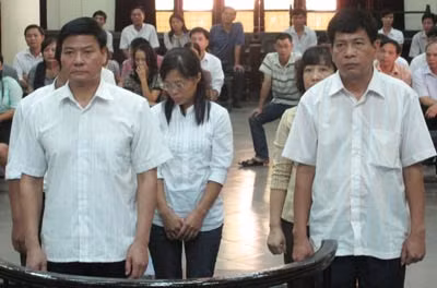 Các bị cáo nghe Viện Kiểm sát đề nghị mức án.