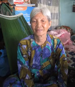 Người nghệ sĩ già truân chuyên trong căn gác trọ của mình.