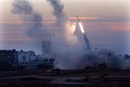 Israel đã triển khai hệ thống phòng thủ Iron Dome lên vùng biên giới phía bắc để đề phòng tên lửa tấn công từ Syria và Liban.