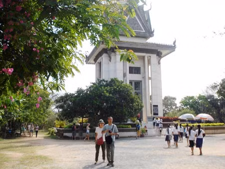 Cận cảnh ngôi mộ tháp chứa hơn 8.000 đầu lâu của thường dân bị sát hại.