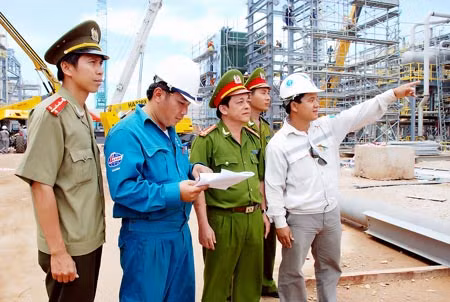 Lực lượng Công an phối hợp với bảo vệ NMLD Dung Quất tuần tra đảm bảo an ninh, an toàn của Nhà máy.
