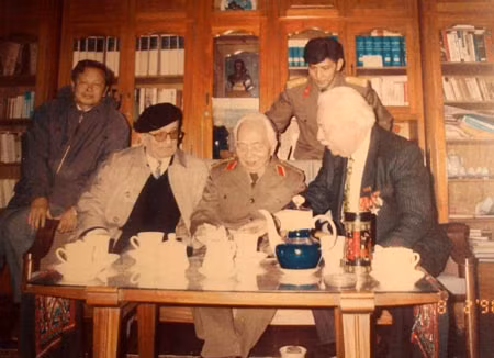 Ông Nguyễn Văn Lập gặp Đại tướng Võ Nguyên Giáp năm 1991.