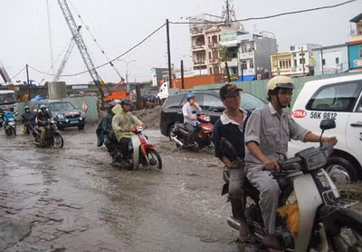 Ngập lụt và ô nhiễm trên tuyến giao thông đô thị.