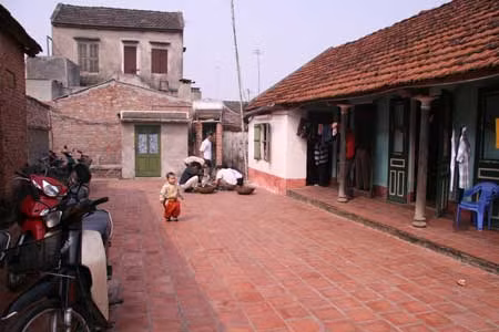Những ngôi nhà ở ngoại thành Hà Nội cũng trở nên rất có giá. Ảnh: Duy Hiển.