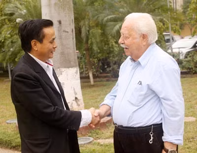 Ông Kostar Sarantidis - Nguyễn Văn Lập cùng Đại tá Lưu Vinh, Phó TBT Báo CAND tại nhà khách Chính phủ (Hà Nội, 25/12/2010). Ảnh: Vũ Hân.