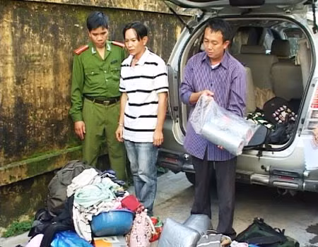 Kiểm tra tài sản trên chiếc ôtô chuyên đi gây án.