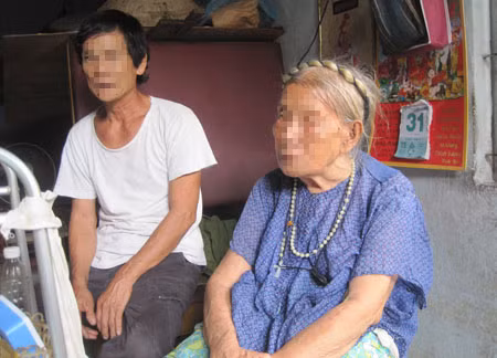 Anh rể nạn nhân và mẹ vợ nạn nhân.