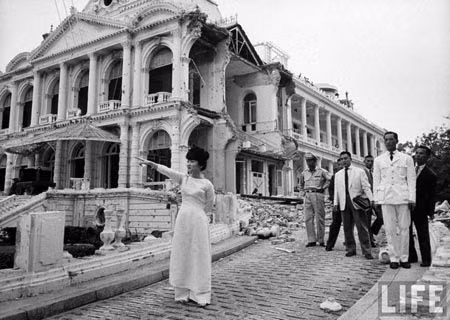 Bà Trần Lệ Xuân tại Dinh Độc lập sau cuộc oanh tạc tháng 2/1962.
